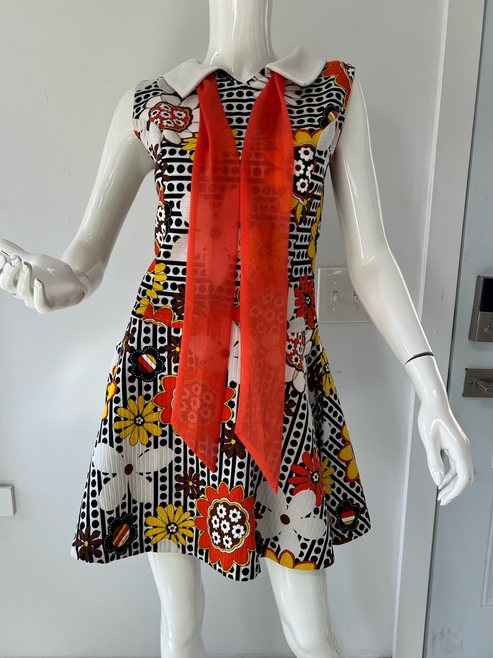vintage 1970s mod sleeveless mini dress Retro Floral Tie-Neck 100% cotton